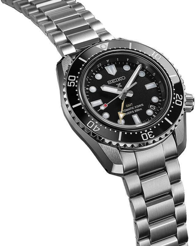 Visage cadran Seiko SPB383J1 dévoile aiguille GMT rouge contrastée, guichet date à 3h, index trapèzes appliqués