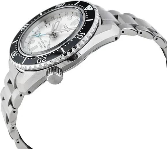 Attache bracelet Seiko SPB439J1 en acier brossé réglable sur trois positions, maille fine polie contrastée avec boucle déployante pressée