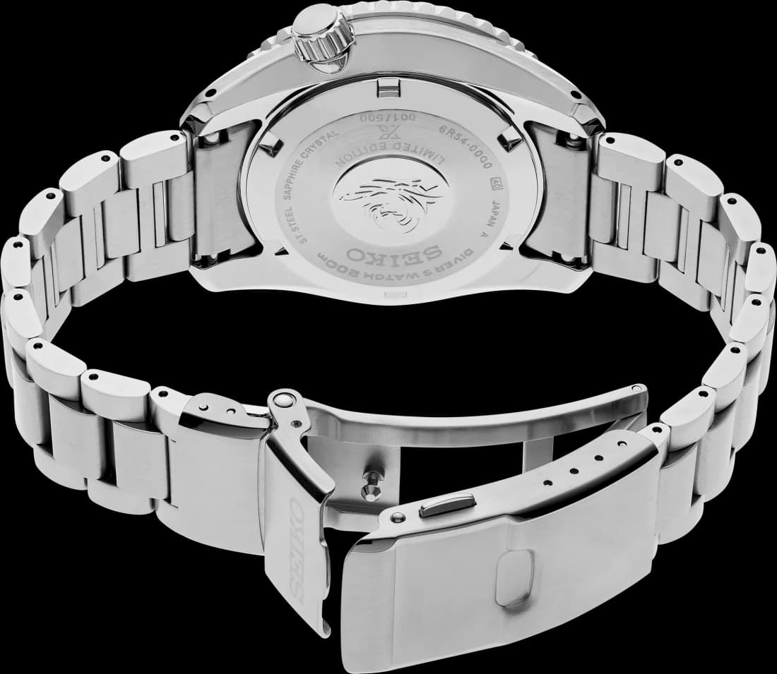 Attache bracelet Seiko SPB475 en acier brossé et poli avec fermoir déployant trois lames et boucle sécurisée