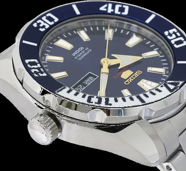 Attache bracelet Seiko SRPC51K1 en acier inoxydable à trois maillons avec fermoir déployant sécurisé et extension plongée