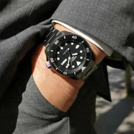 Lunette boîtier Seiko SRPD65K1 en acier PVD noir 42.5 mm, lunette unidirectionnelle crantée et fond transparent affichant le calibre 4R36