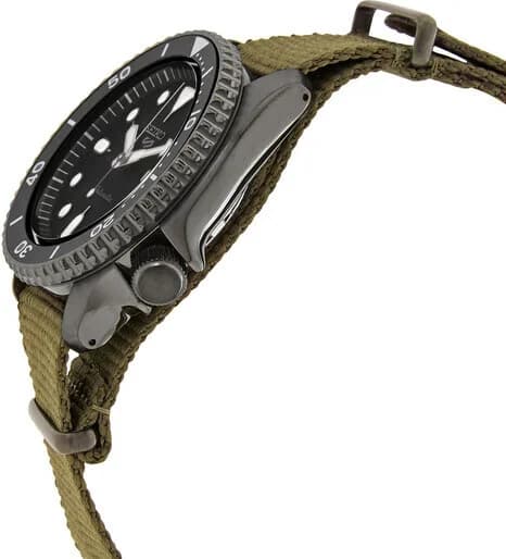 Visage cadran Seiko SRPD65K4 affichant index appliqués argentés, aiguilles luminescentes et date à 3h sur fond noir grainé