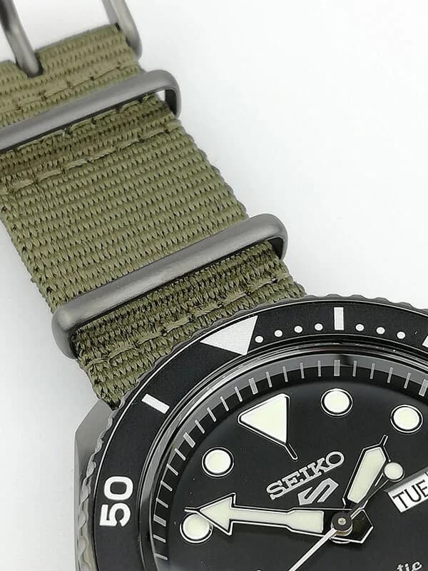 Attache bracelet Seiko SRPD65K4 en tissu NATO vert olive, boucle ardillon acier inoxydable et passants cousus