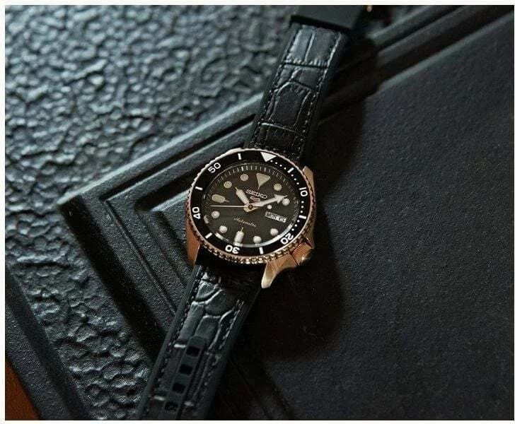 Visage cadran Seiko SRPD76K1 affichant index bâtons appliqués et aiguilles dauphine luminescentes, date à 3h, mouvement automatique 4R36