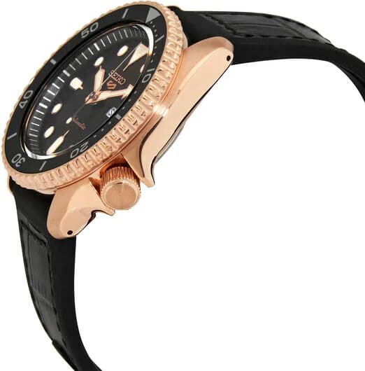 Attache bracelet Seiko SRPD76K1 en silicone noir texturé avec boucle ardillon en acier revêtu or rose, confort sécurisé