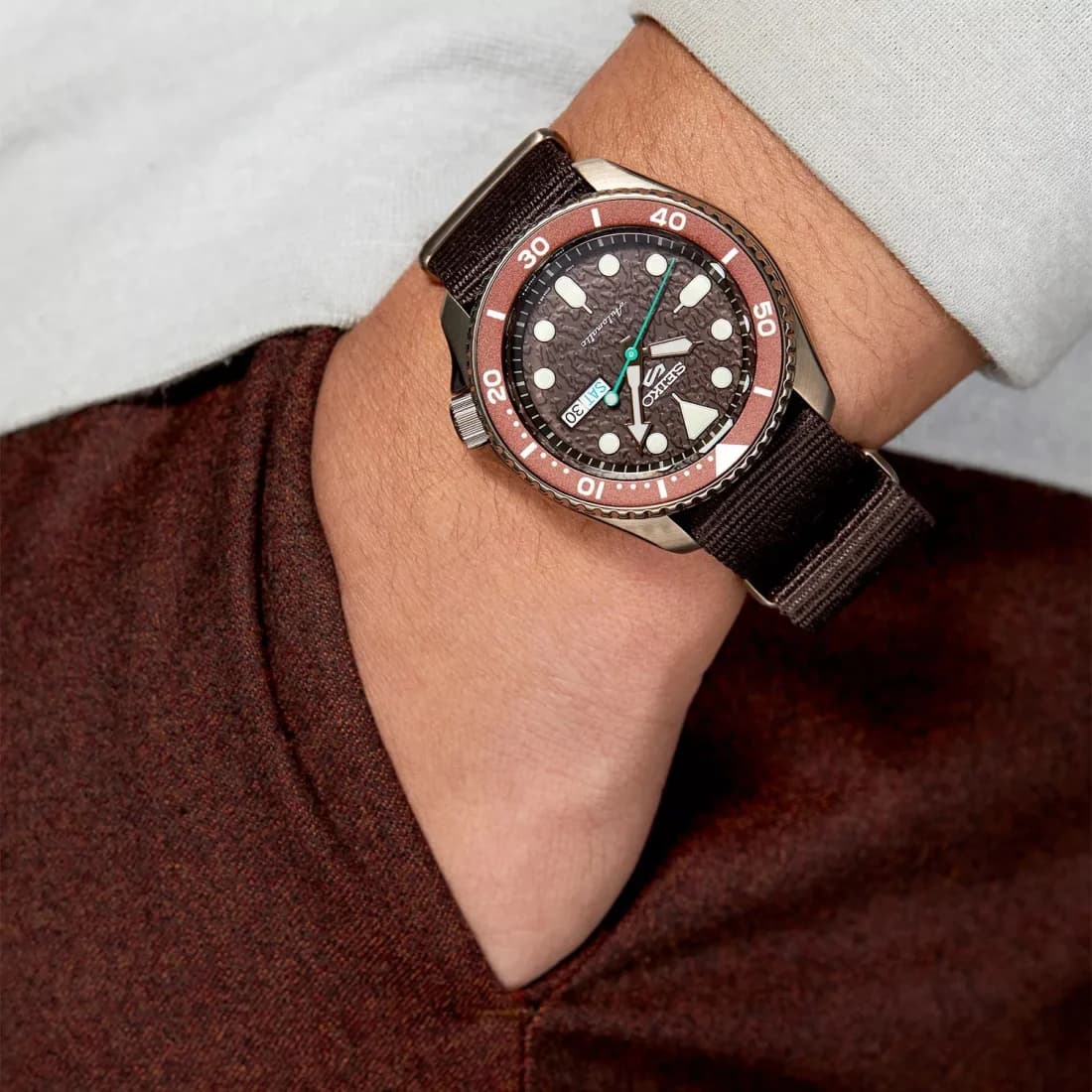 Lunette boîtier Seiko SRPD85K1 en acier brossé, lunette rotative unidirectionnelle, verre Hardlex, couronne vissée 100m étanche