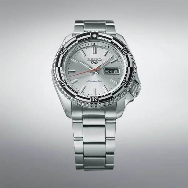 Attache bracelet Seiko SRPK09K1 en acier brossé à triple boucle déployante, maillons solides ajustables