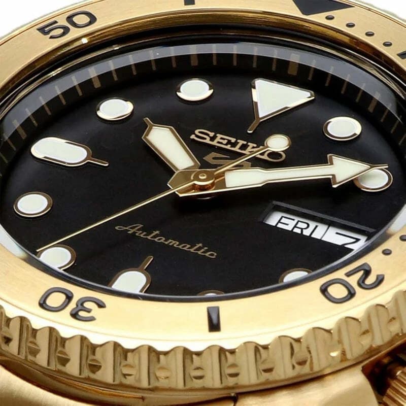 Visage cadran Seiko SRPK18 dévoile index bâtons polis, aiguilles dauphine et guichet date à 3h sous verre minéral