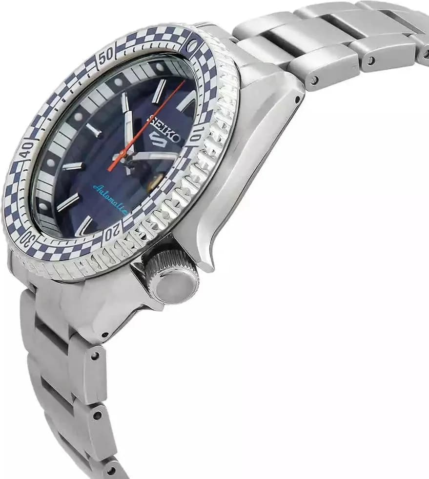 Visage cadran Seiko SRPK65K1 révélant motif damier bleu checker flag, index bâtons polis, aiguilles luminescentes et guichet date à 3h