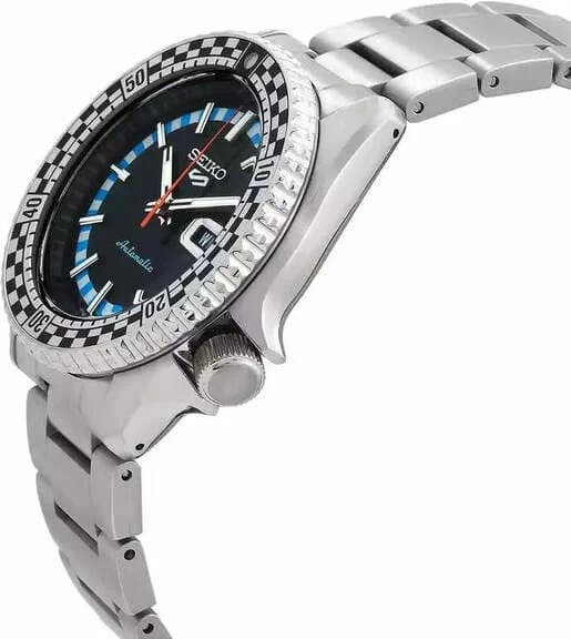 Visage cadran Seiko SRPK67K1 damier motif échiquier, index appliqués bâtons, aiguilles luminescentes, guichet date jour à 3h, mouvement 4R36 41h réserve