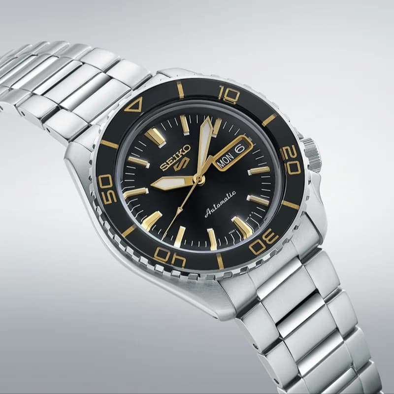 Visage cadran Seiko SRPK99K1 dévoile index appliqués polis, aiguilles dauphine luminescentes, guichet date-jour à 3h