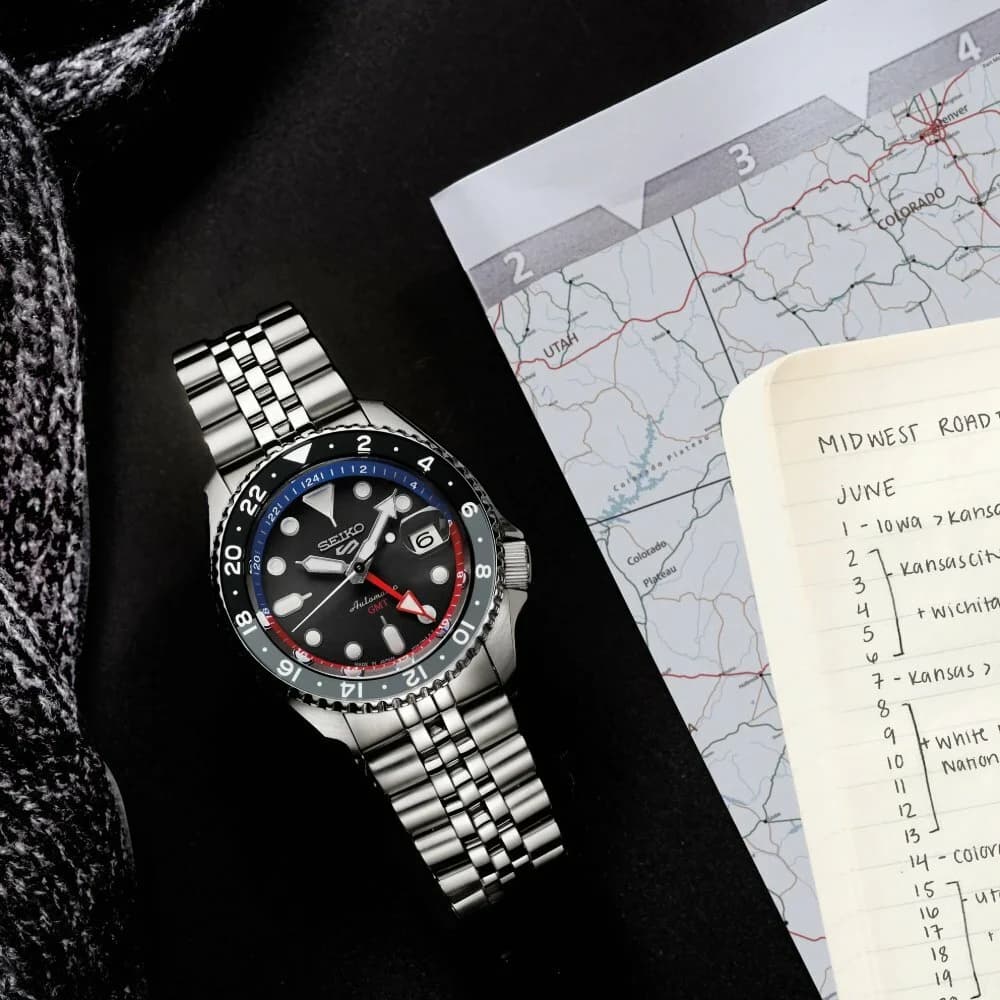 Attache bracelet Seiko SSK019K1 en acier brossé à trois mailles, fermoir déployant bouton-poussoir et double sécurité