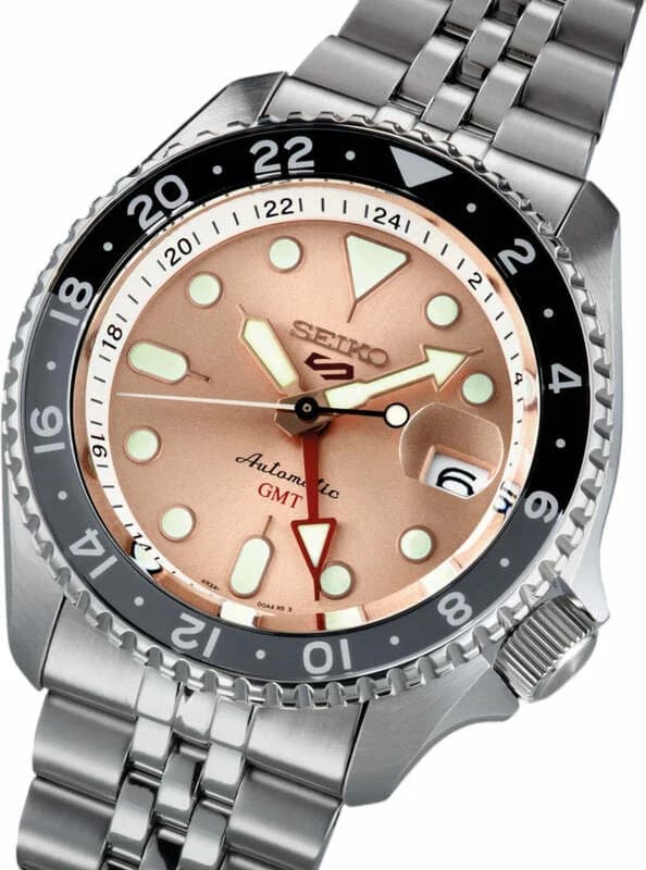 Visage cadran Seiko SSK043K1 détail des aiguilles dauphines polies et aiguille GMT rouge, index bâton facettés, guichet date à 3h