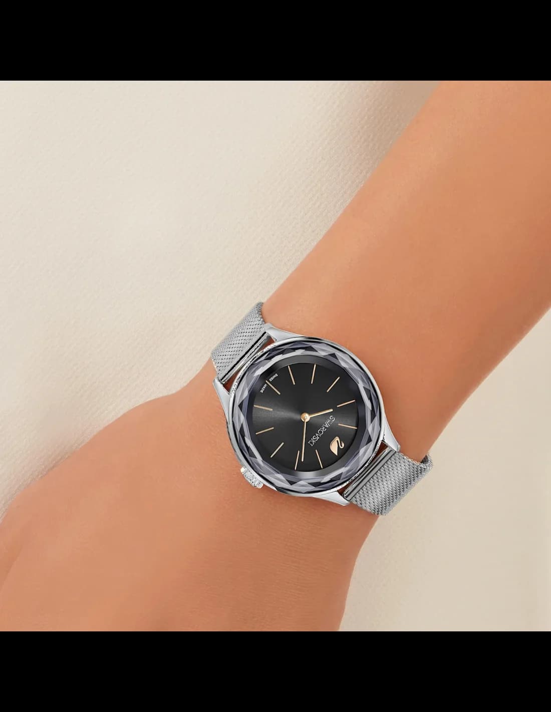 Attache bracelet Swarovski 5430420 en maille milanaise argentée avec fermoir déployant sécurisé et ajustable