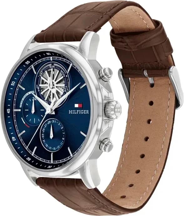 Visage cadran Tommy Hilfiger 1710629 dévoilant un guichet date à 3h et un compteur 24h sur fond bleu texturé