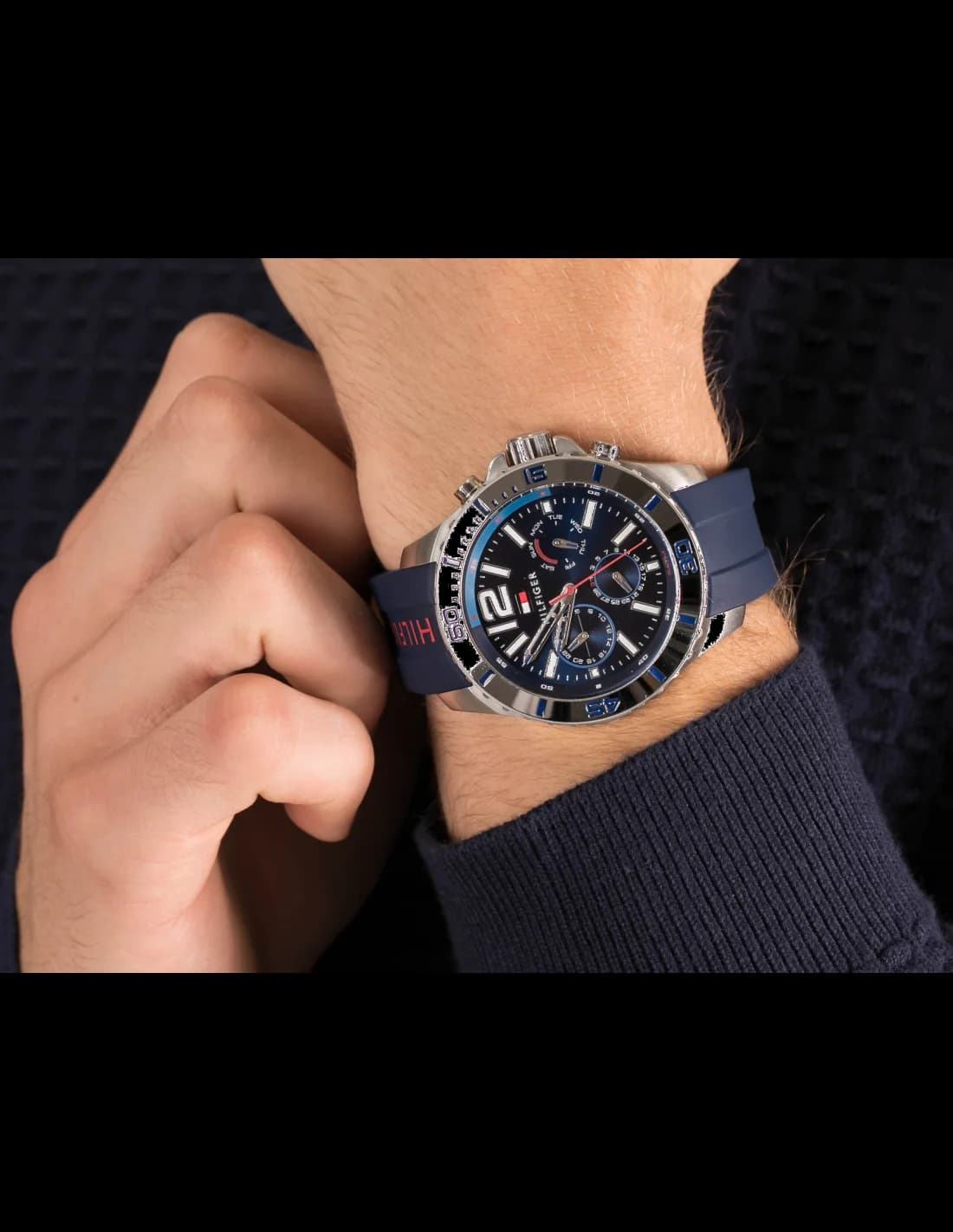 Attache bracelet Tommy Hilfiger 1791142 en silicone bleu texturé avec boucle ardillon gravée logo Tommy Hilfiger