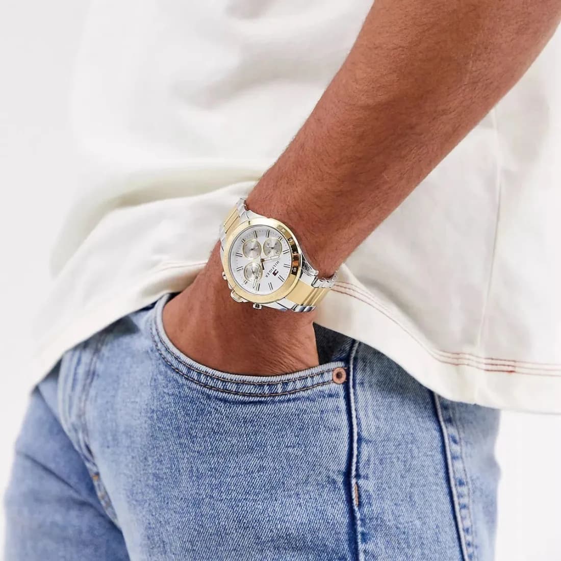 Attache bracelet Tommy Hilfiger 1791226 en acier bi-ton avec maillons centraux dorés, fermoir déployant à double sécurité gravé du logo Tommy Hilfiger