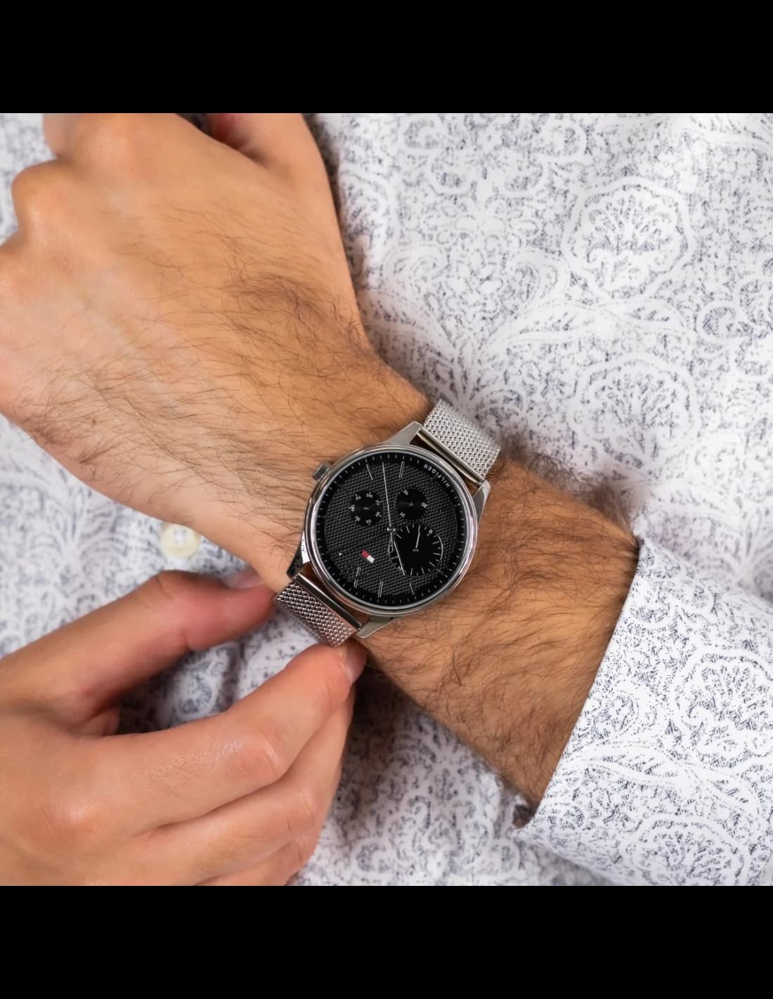 Montre Homme Tommy Hilfiger Damon 1791415 - Cadran Noir, Boîtier et Bracelet Maille Milanaise Argent vue 4