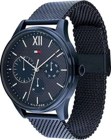Visage cadran Tommy Hilfiger 1791421 dévoile des index appliques et aiguilles dauphine polies, date à 3h, fond bleu soleillé