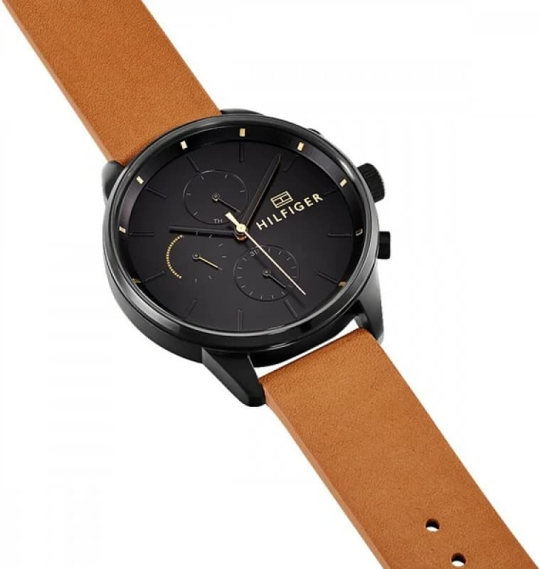 Visage cadran Tommy Hilfiger 1791486 affiche index bâtons appliqués et aiguilles dauphine, date à 3h et logo Tommy Hilfiger