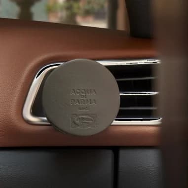 Diffuseur de parfum en cuir pour voiture Acqua Di Parma meets Poltona Frau vue 2