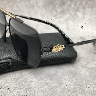 Le garde-temps Chrome Hearts RIPPING-MBK vu de profil