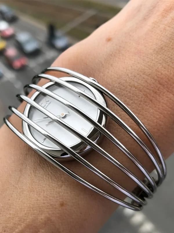 Le garde-temps Calvin Klein K9924120 vu de profil