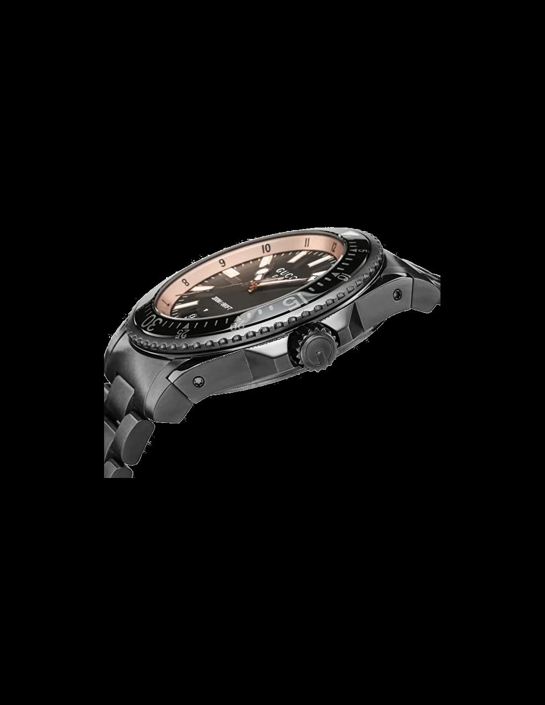 Le garde-temps Gucci YA136213 vu de profil
