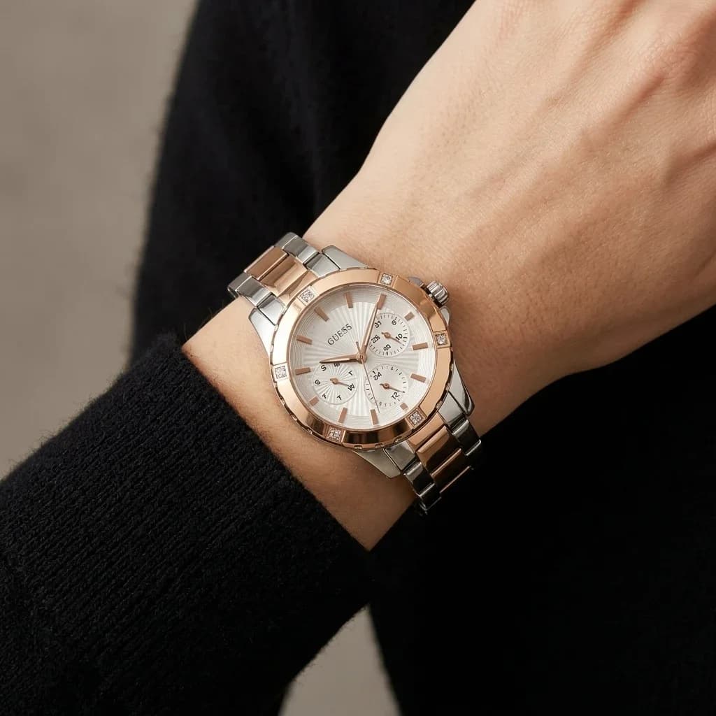 Zoom sur le cadran argent du Guess W0443L4
