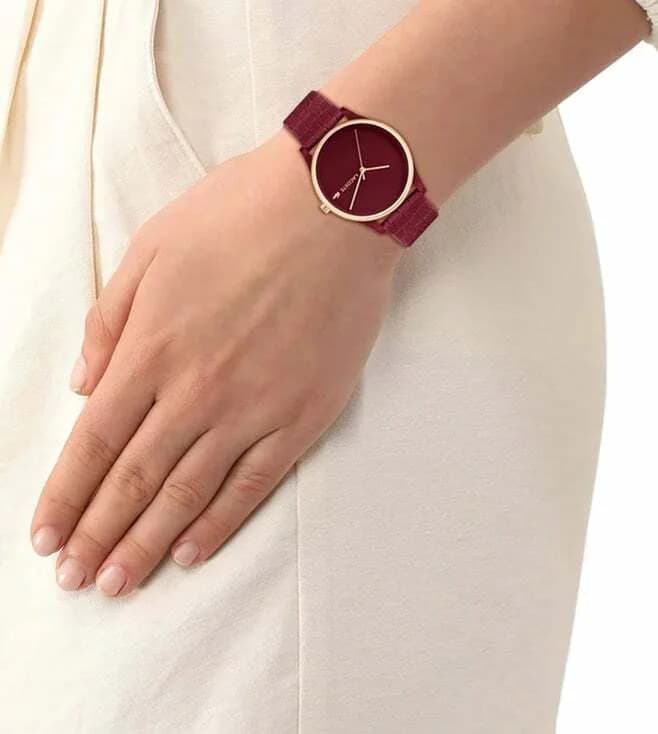 Zoom sur le cadran rouge du Lacoste 2001283