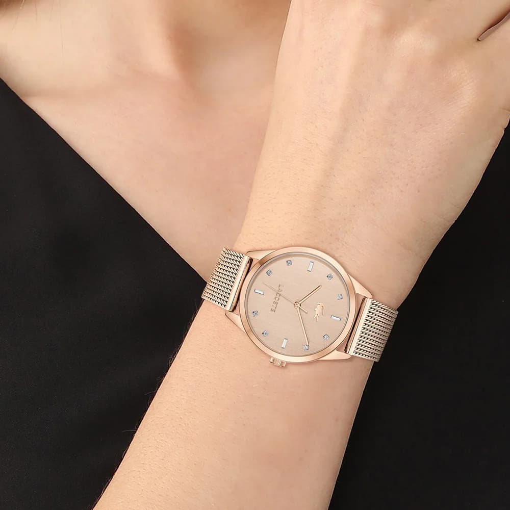 Zoom sur le cadran or rose du Lacoste 2001344