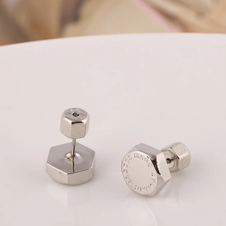 Le garde-temps Marc Jacobs M3PE565-S vu de profil