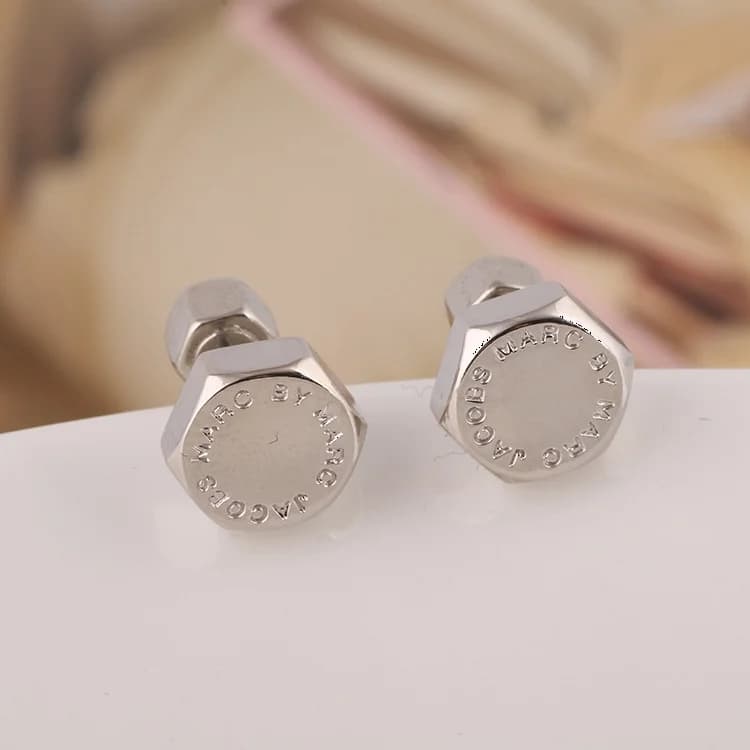 Zoom sur le cadran du Marc Jacobs M3PE565-S