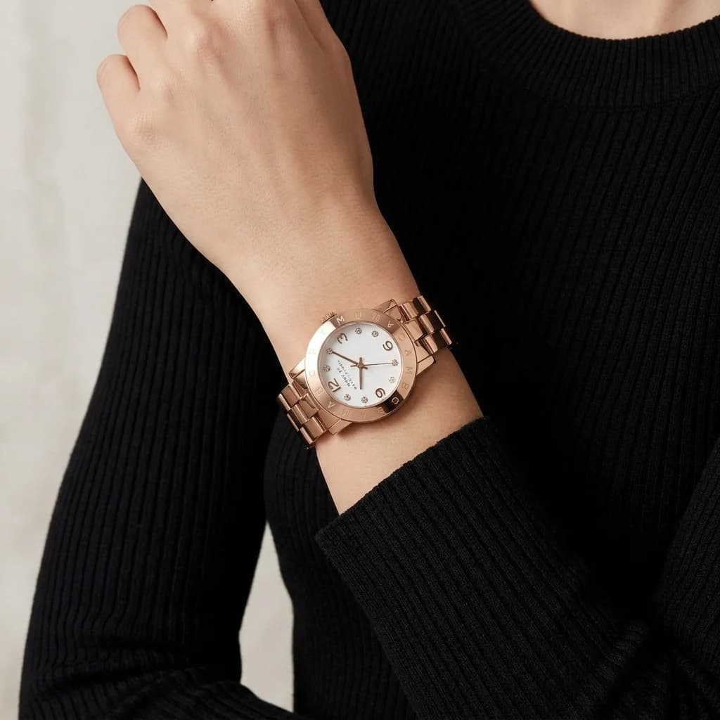 Zoom sur le cadran blanc du Marc Jacobs MBM3077