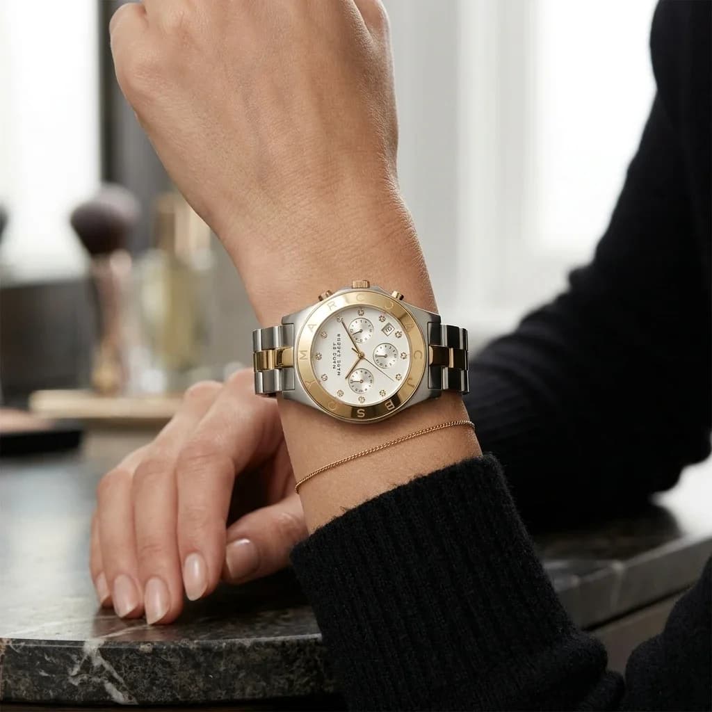 Zoom sur le cadran argent du Marc Jacobs MBM3177