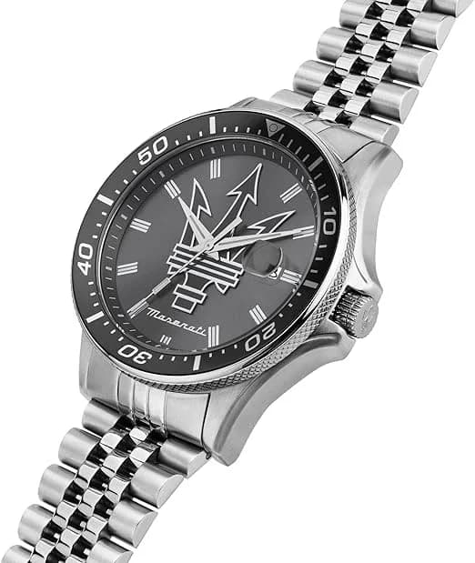 Le garde-temps Maserati R8853140010 vu de profil