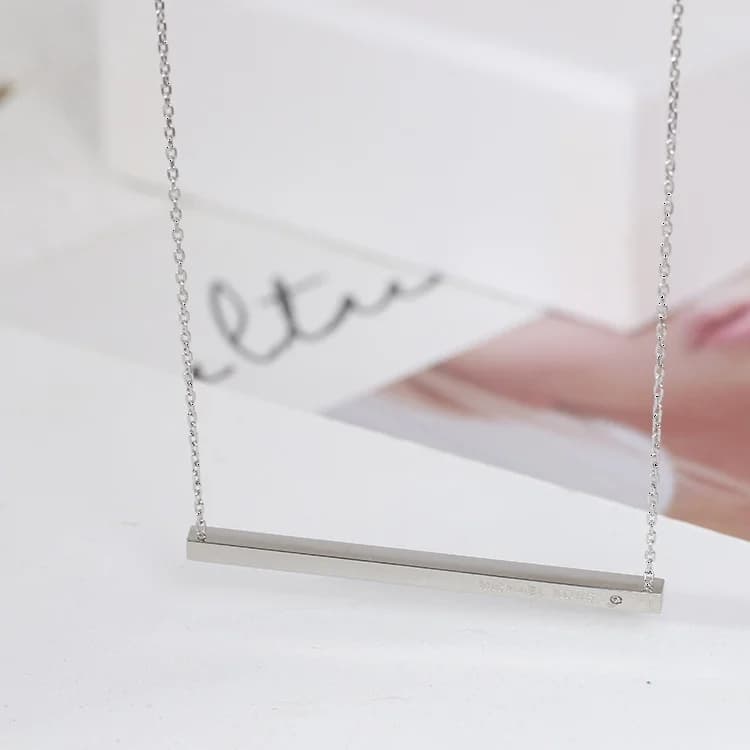 Collier Michael Kors Heritage avec barre pendante 3D en acier inoxydable argenté vue 2
