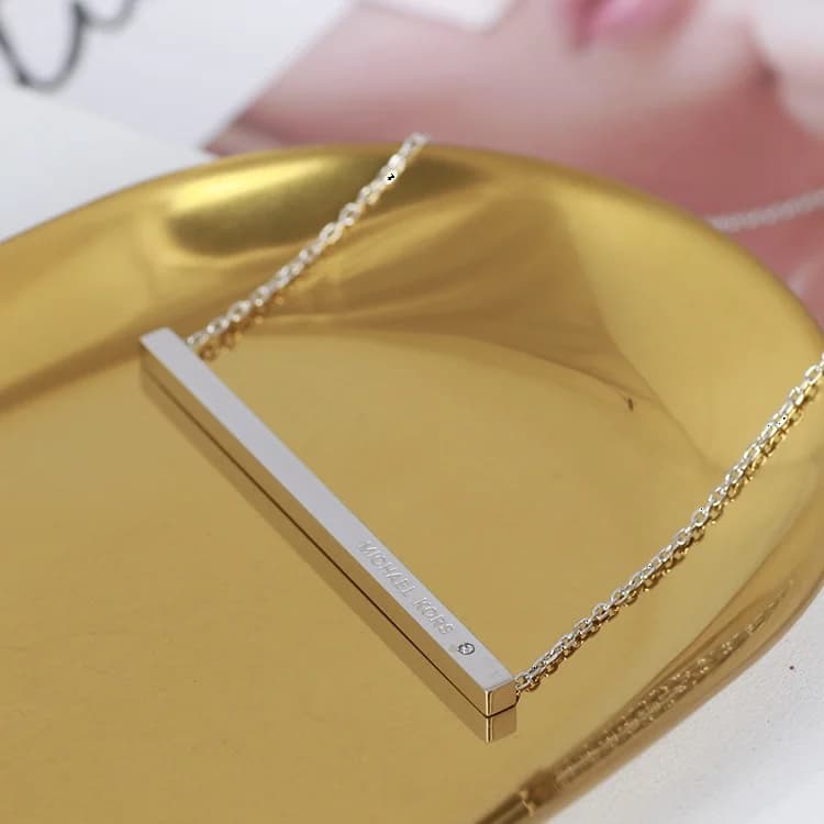 Collier Michael Kors Heritage avec barre pendante 3D en acier inoxydable argenté vue 4