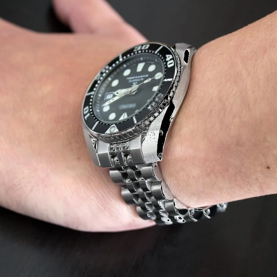 Le garde-temps Seiko SBDC031J1 vu de profil