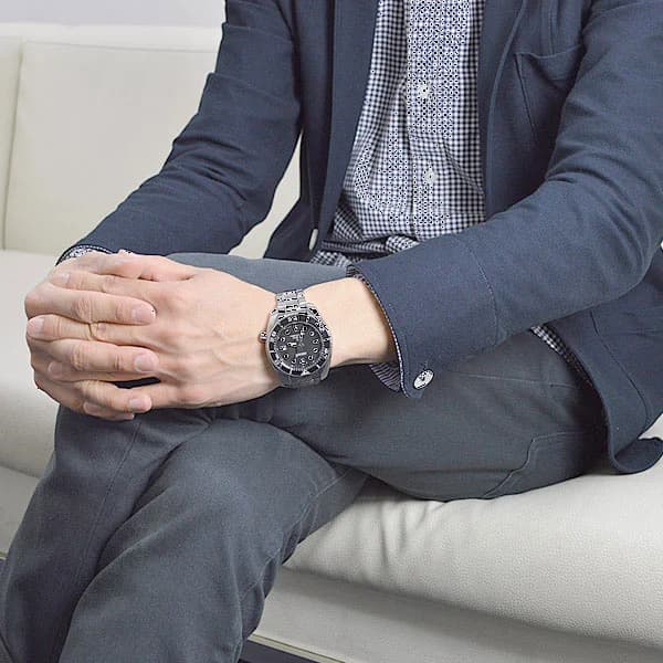 Zoom sur le cadran noir du Seiko SBDC031J1
