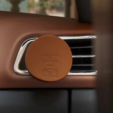 Diffuseur de parfum en cuir pour voiture Acqua Di Parma meets Poltona Frau vue 3