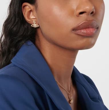 Boucles d'oreilles Vivienne Westwood bas relief pavés de cristaux vue 2