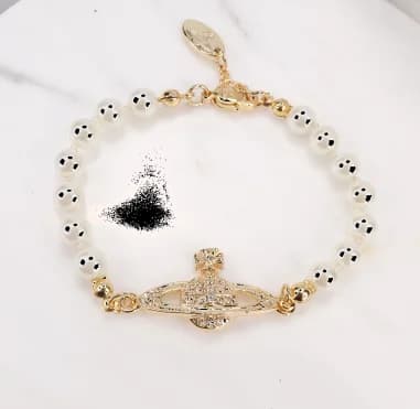 Bracelet Vivienne Westwood bas relief en perles blanches vue 3