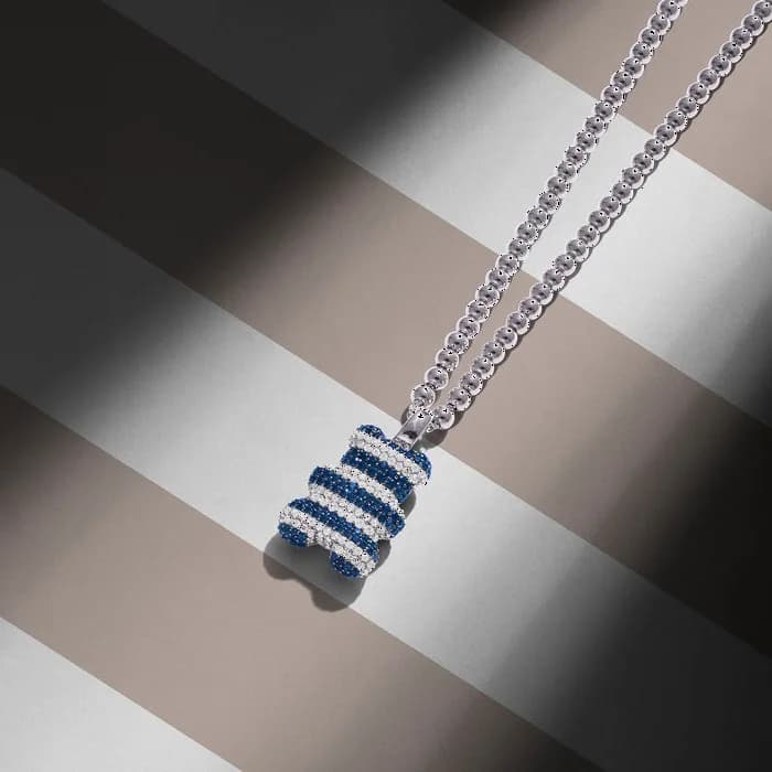 Collier APM Monaco AC6880XKB en argent, pendentif ourson Yummy Bear Saint Tropez pavé de zirconium bleu et blanc, unisexe vue 2