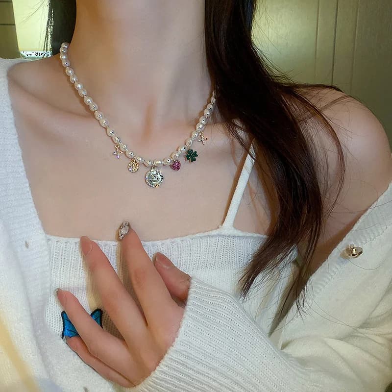 Collier pour femme APM Monaco AS056-110269 en plaqué or jaune avec breloques vue 3