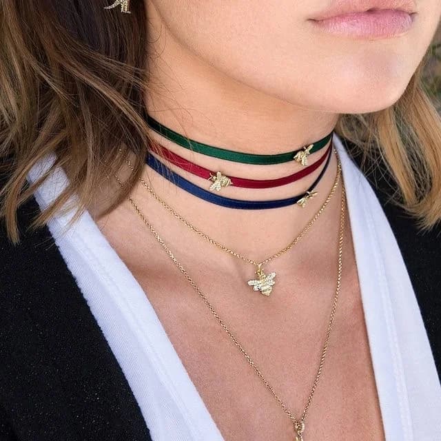 Collier APM Monaco pour femme AC3657OXY en plaqué or avec pendentif abeille et cristaux vue 3