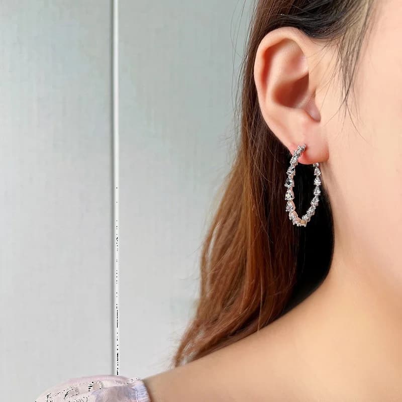 Boucles d'oreilles créoles pour femme APM Monaco AE280 en argent 925 et cristaux poire blancs vue 2