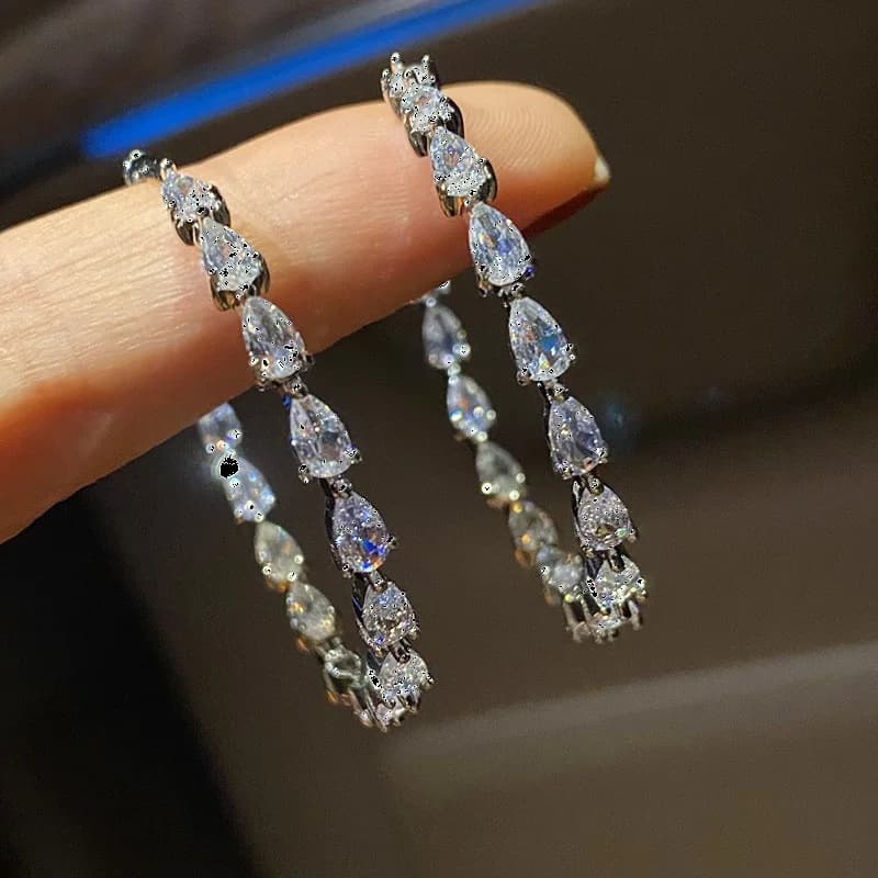 Boucles d'oreilles créoles pour femme APM Monaco AE280 en argent 925 et cristaux poire blancs vue 3