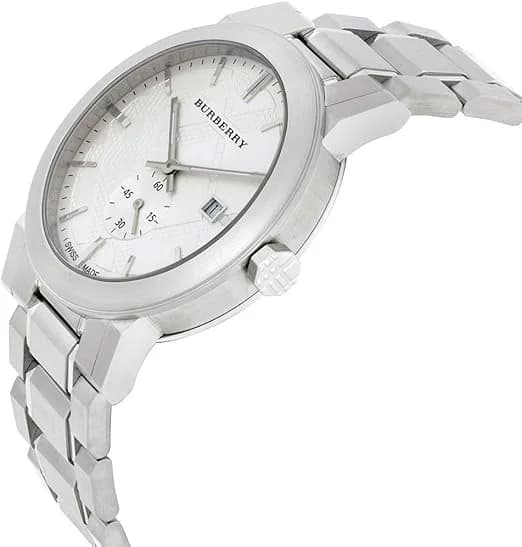Visage cadran Burberry BU9900 avec chiffres romains, date à 3h et aiguilles dauphine polies