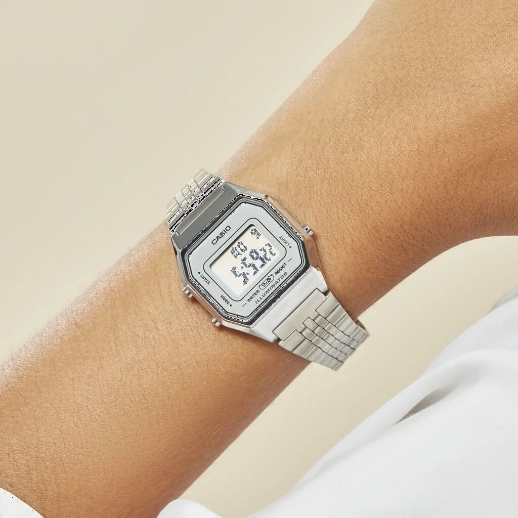 Attache bracelet Casio LA680WEA-7EF en métal gris brossé à mailles fines, fermoir déployante ajustable, confort au poignet